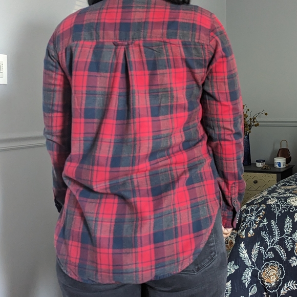 American eagle button down gently used - Picture 3 of 3